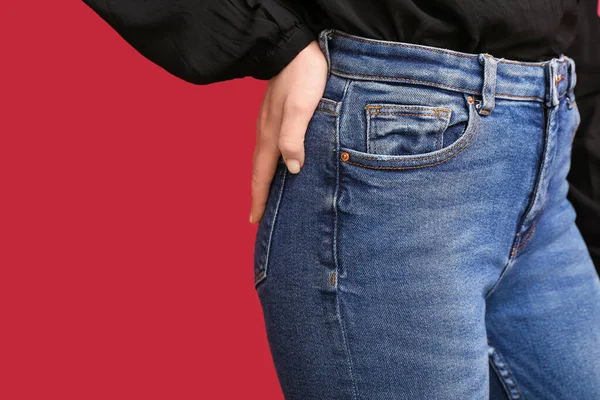 Mujer Joven Jeans Con Estilo Sobre Fondo Rojo Primer Plano — Foto de Stock