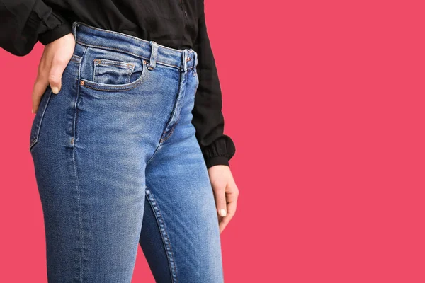 Jovem Mulher Jeans Elegantes Fundo Vermelho Close — Fotografia de Stock