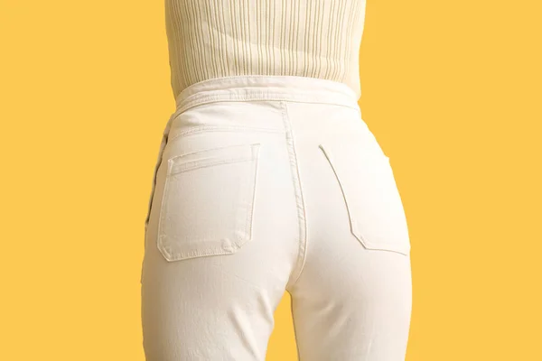 Mujer Joven Jeans Blancos Sobre Fondo Amarillo Vista Trasera —  Fotos de Stock