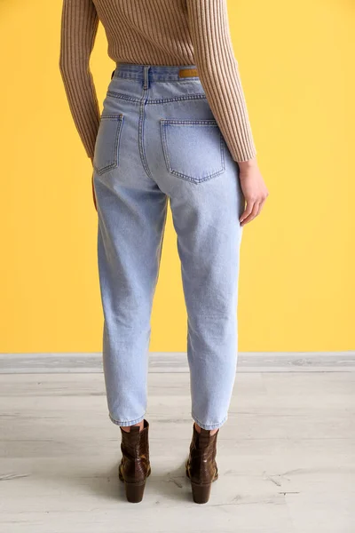 Jovem Mulher Jeans Elegantes Perto Parede Amarela Vista Traseira — Fotografia de Stock