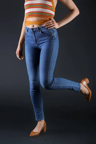 Young Woman Skinny Jeans Dark Background — Stock Photo, Image
