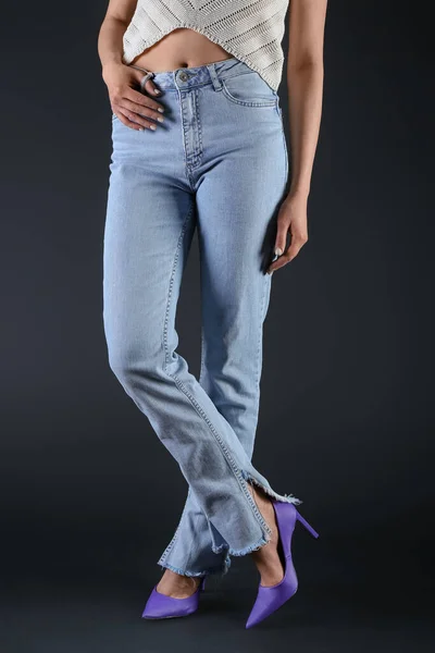 Jonge Vrouw Stijlvolle Jeans Donkere Achtergrond — Stockfoto