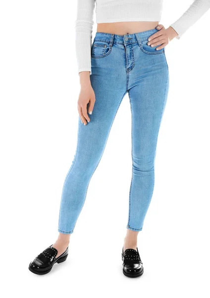 Jovem Mulher Jeans Skinny Fundo Branco — Fotografia de Stock