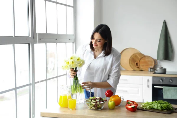 Young Pregnant Woman Flowers Kitchen — Stock Photo, Image