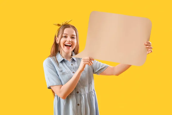 Mujer Joven Feliz Con Burbuja Habla Blanco Sobre Fondo Amarillo — Foto de Stock