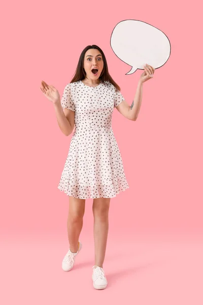 Verrast Jonge Vrouw Met Lege Spraak Zeepbel Roze Achtergrond — Stockfoto