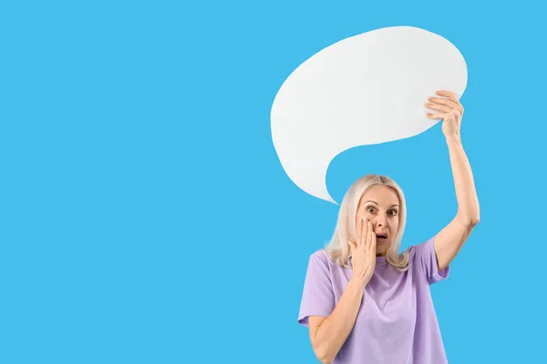 Volwassen Vrouw Met Blank Spraak Zeepbel Blauwe Achtergrond — Stockfoto
