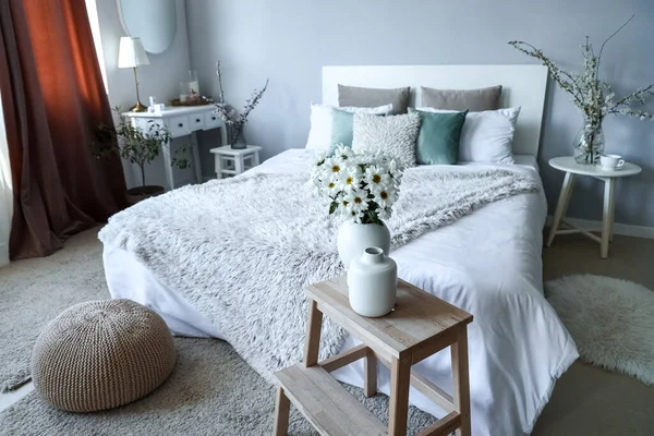 Interior Del Acogedor Dormitorio Decorado Con Flores Crisantemo Ramas Árboles —  Fotos de Stock