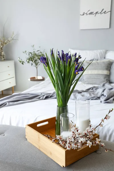 Schachtel Mit Irisblumen Und Blühenden Ästen Auf Der Nachtbank — Stockfoto