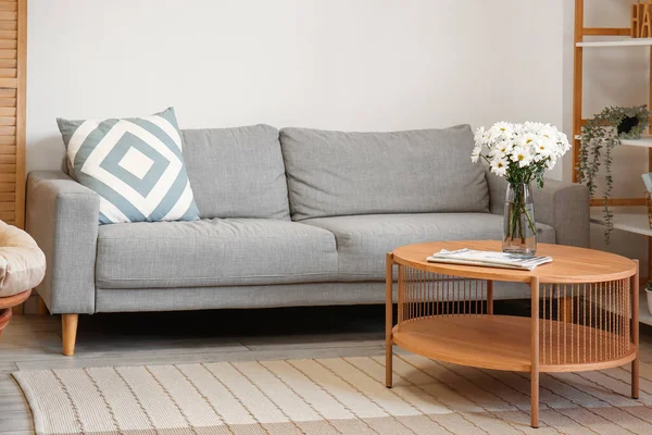 Interior Living Room Grey Sofa Chrysanthemum Flowers Coffee Table — Stock Photo, Image