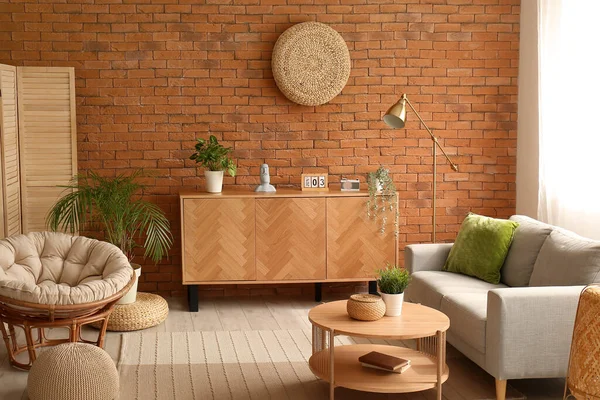 Interieur Des Stilvollen Wohnzimmers Mit Grauem Sofa Sessel Und Holztisch — Stockfoto