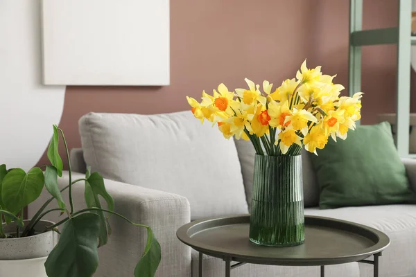 リビングの中にコーヒーテーブルの上に咲くナルシシズムの花と花瓶 — ストック写真