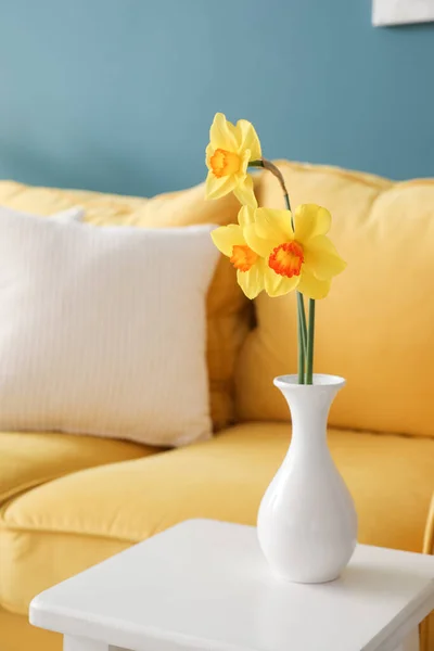 Vase Blooming Narcissus Flowers Table Living Room — Stock Photo, Image