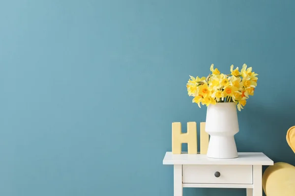 Vaas Met Bloeiende Narcissen Bloemen Tafel Buurt Van Blauwe Muur — Stockfoto