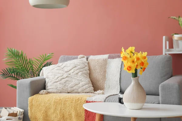 Vase Mit Narzissenblüten Auf Couchtisch Stilvollen Wohnzimmer — Stockfoto