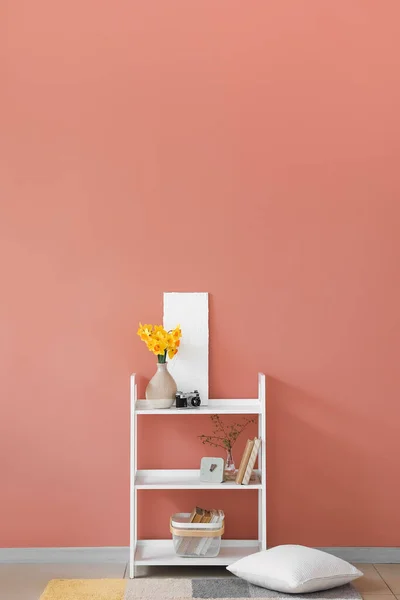Vase Blooming Narcissus Flowers Photo Camera Shelving Unit Brown Wall — Stock Photo, Image
