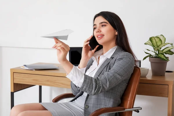 Young Businesswoman Paper Plane Talking Mobile Phone Office — Stock Photo, Image
