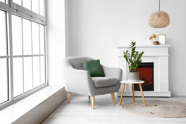 Gemütlicher Grauer Sessel Mit Kissen Kamin Und Zimmerpflanze Auf Couchtisch — Stockfoto
