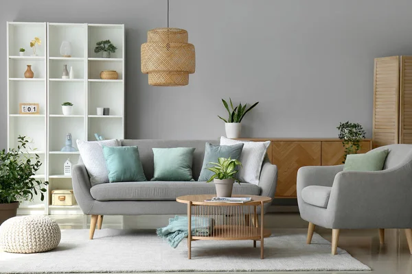 Interieur Eines Stilvollen Wohnzimmers Mit Grauem Sofa Sessel Und Zimmerpflanze — Stockfoto