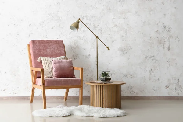 Pink Armchair Cushions Lamp Florarium Coffee Table White Grunge Wall — Stock Photo, Image