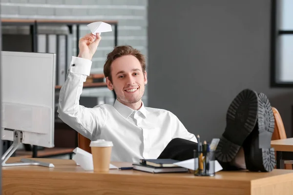 Junger Geschäftsmann Mit Papierflieger Sitzt Büro Tisch — Stockfoto