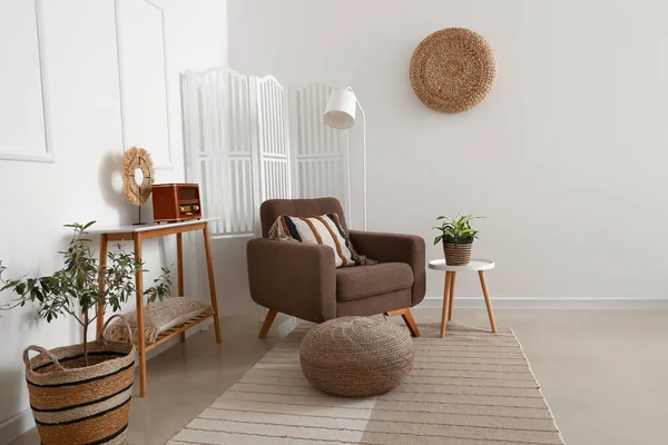 Gemütlicher Brauner Sessel Mit Kissen Couchtisch Und Korbhocker Wohnzimmer — Stockfoto