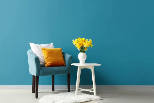 Уютное Кресло Подушками Цветущими Цветами Нарцисса Кофейном Столике Возле Голубой — стоковое фото
