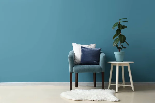 Уютное Кресло Подушками Кофейным Столиком Синей Стене — стоковое фото