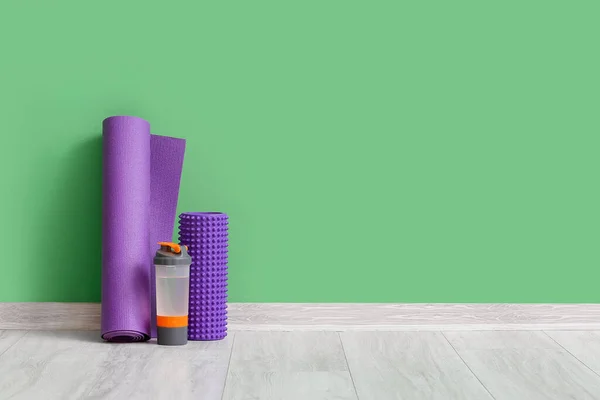 Stuoia Yoga Con Rullo Schiuma Bottiglia Vicino Alla Parete Verde — Foto Stock