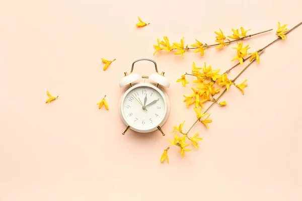 Ανθισμένα Κλαδιά Δέντρων Κίτρινα Λουλούδια Και Ξυπνητήρι Μπεζ Φόντο — Φωτογραφία Αρχείου