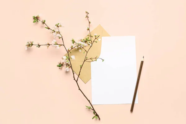 Bloeiende Boomtak Met Witte Bloemen Blanco Vel Papier Potlood Envelop — Stockfoto