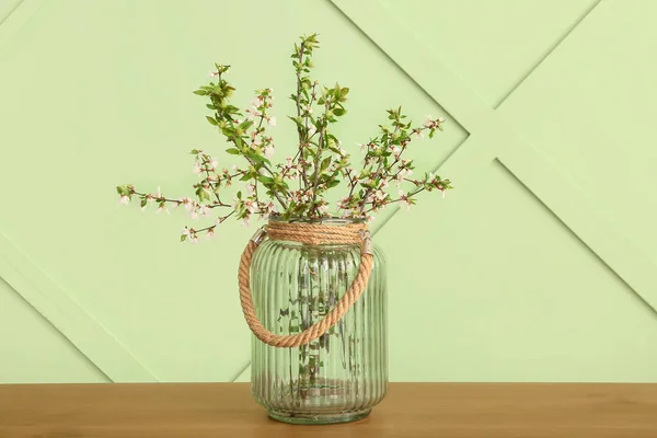 Vase Mit Blühenden Ästen Auf Holztisch Der Nähe Der Grünen — Stockfoto