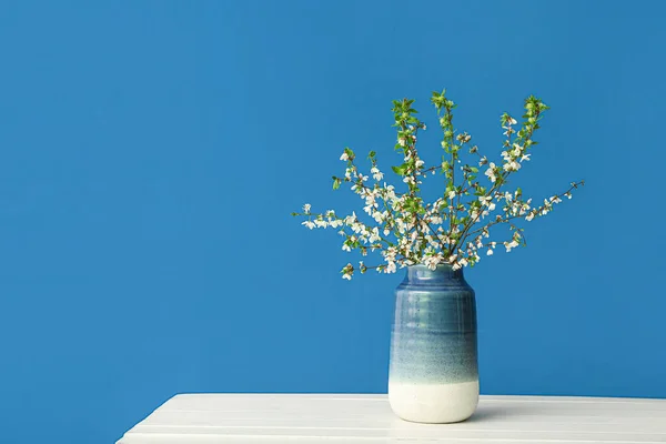 Vaso Com Galhos Árvore Florescendo Mesa Branca Contra Fundo Azul — Fotografia de Stock