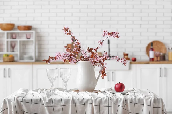 Ağaç Dalları Açan Vazo Mutfaktaki Masada Elma Bardaklar — Stok fotoğraf
