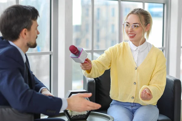 Mikrofonlu Kadın Gazeteci Ofisteki Adamla Röportaj Yapıyor — Stok fotoğraf