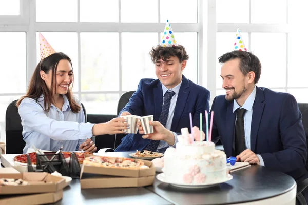Grupa Ludzi Biznesu Pijących Przyjęciu Urodzinowym Biurze — Zdjęcie stockowe