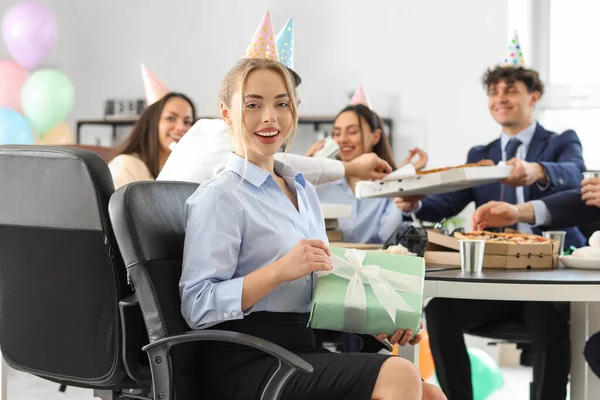 Mujer Joven Con Regalo Fiesta Cumpleaños Oficina —  Fotos de Stock