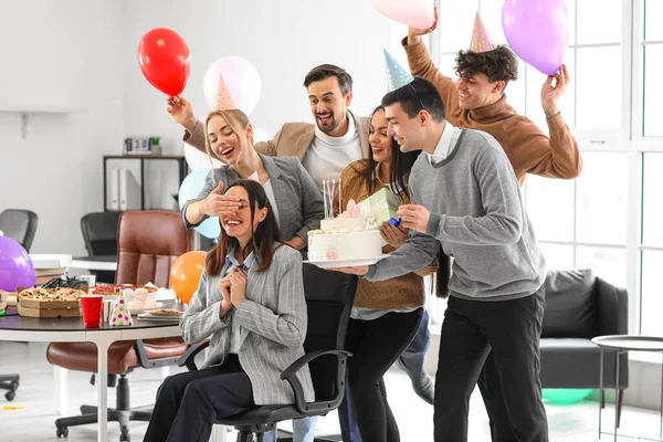 Gruppe Von Geschäftsleuten Überrascht Kollegin Bei Party Büro Mit Geburtstagstorte — Stockfoto