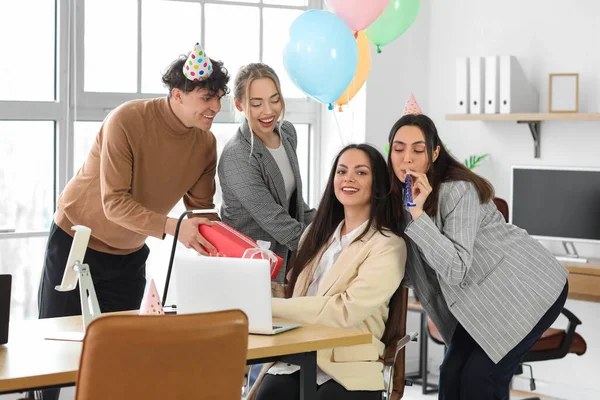 Grupo Empresários Cumprimentando Seu Colega Com Presente Festa Aniversário Escritório — Fotografia de Stock