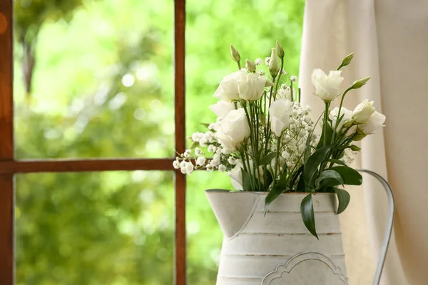 窓の近くに美しいエウスタシアとジプシーの花の花瓶 — ストック写真