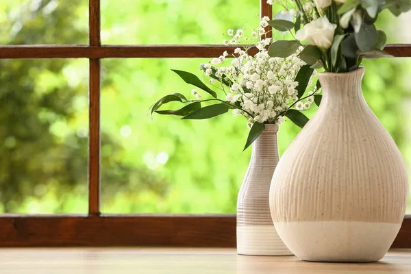 Vázák Gyönyörű Eustomával Cigány Virágokkal Ablakpárkányon — Stock Fotó