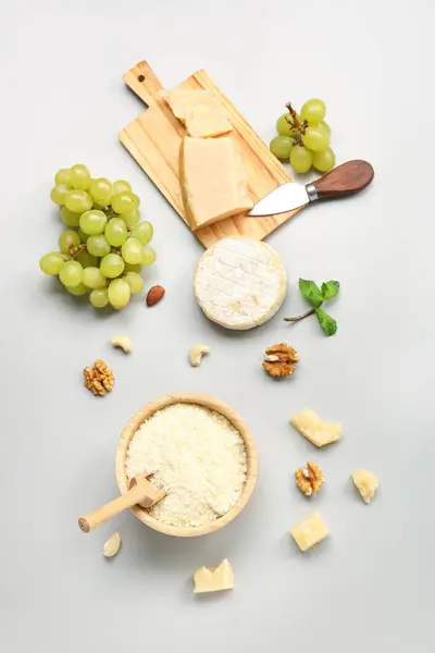 Gri Arka Planda Farklı Lezzetli Peynir Üzümler — Stok fotoğraf