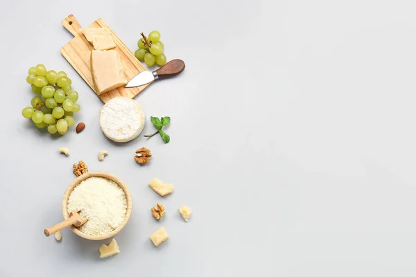 Gri Arka Planda Farklı Lezzetli Peynir Üzümler — Stok fotoğraf