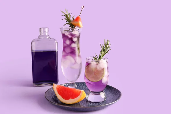 Fles Met Glazen Koude Gin Tonic Paarse Achtergrond — Stockfoto