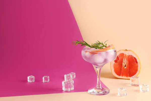 Lila Gin Tonic Serviert Mit Eiswürfeln Auf Farbigem Hintergrund — Stockfoto