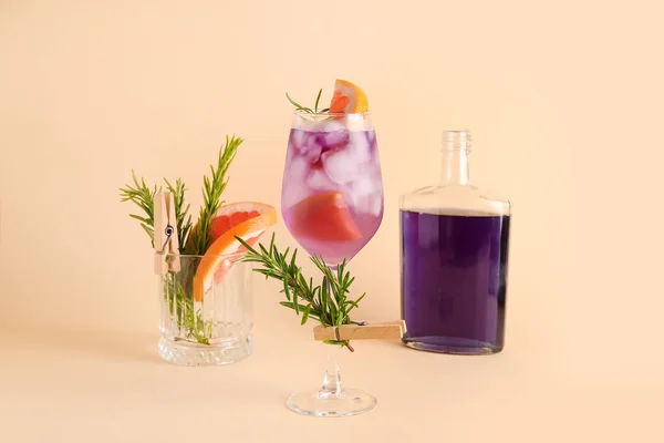 Wineglass Fioletowy Gin Tonikiem Rozmarynem Beżowym Tle — Zdjęcie stockowe