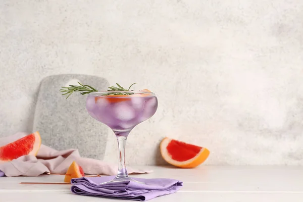 Glass Purple Gin Tonic Grapefruits Light Table — Stock Photo, Image