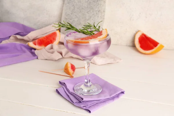 浅表上有紫色杜松子酒和柚子滋补品的杯子 — 图库照片