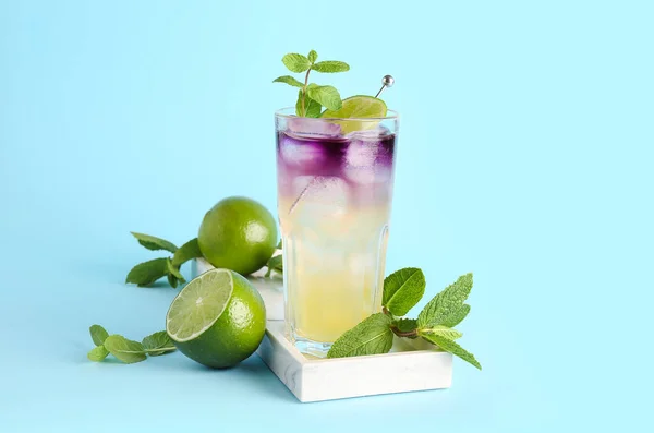 Citrus Gin Tonic Met Limoen Blauwe Achtergrond — Stockfoto