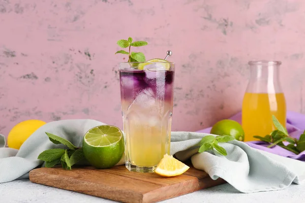 Gin Und Tonic Mit Limette Auf Dem Tisch — Stockfoto